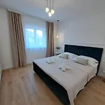 Bella Luxury * סאלי