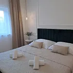 Bella Luxury * סאלי